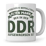 Sweetify DDR Tasse, Opa Geschenk, Unterschätze niemals einen alten Mann der in der DDR aufgewachsen ist, Ossi Kaffeetasse, Humor Witz Lustige Geschenk