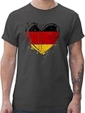 T-Shirt Herren - Fußball EM WM - Deutschland Herz Motiv | Schwarz Rot Gold | Germany - 3XL - Dunkelgrau - Fussball Fan Trikot 2024 Shirt Fanartikel Tshirt Europa Shirts fussballtrik