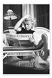 Marilyn Monroe Zeitung lesend Poster von Celebrity Collection 40 x 60 cm Schwarz-Weiß Nostalgie Wanddek