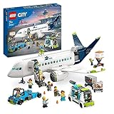 LEGO City Passagierflugzeug Spielzeug-Set, großes Flugzeug-Modell mit Fahrzeugen des Flughafen-Bodenpersonals: Vorfeldbus, Pushback-Schlepper, Catering-Lader, Gepäckwagen und 9 Minifiguren 60367