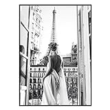 Styler Gerahmtes Bild Paris Balcony 50 x 70 cm I Artbox I Bild schwarzweiß schwarz weiss schwarzweiss vintage Frau Eiffelturm I Wandbild Wohnzimmer Schlafzimmer Wanddeko I Bild mit R