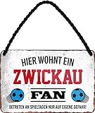 Blechschilder HIER WOHNT EIN ZWICKAU Fan Hängeschild für Fußball Begeisterte Deko Artikel Schild Geschenkidee 18x12