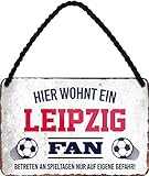 Blechschilder HIER WOHNT EIN Leipzig Fan Hängeschild für Fußball Begeisterte Deko Artikel Schild Geschenkidee 18x12