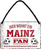 schilderkreis24 Blechschilder HIER WOHNT EIN Mainz Fan Hängeschild für Fußball Begeisterte Deko Artikel Schild Geschenkidee 18x12