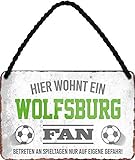 schilderkreis24 Blechschilder HIER WOHNT EIN Wolfsburg Fan Hängeschild für Fußball Begeisterte Deko Artikel Schild Geschenkidee 18x12